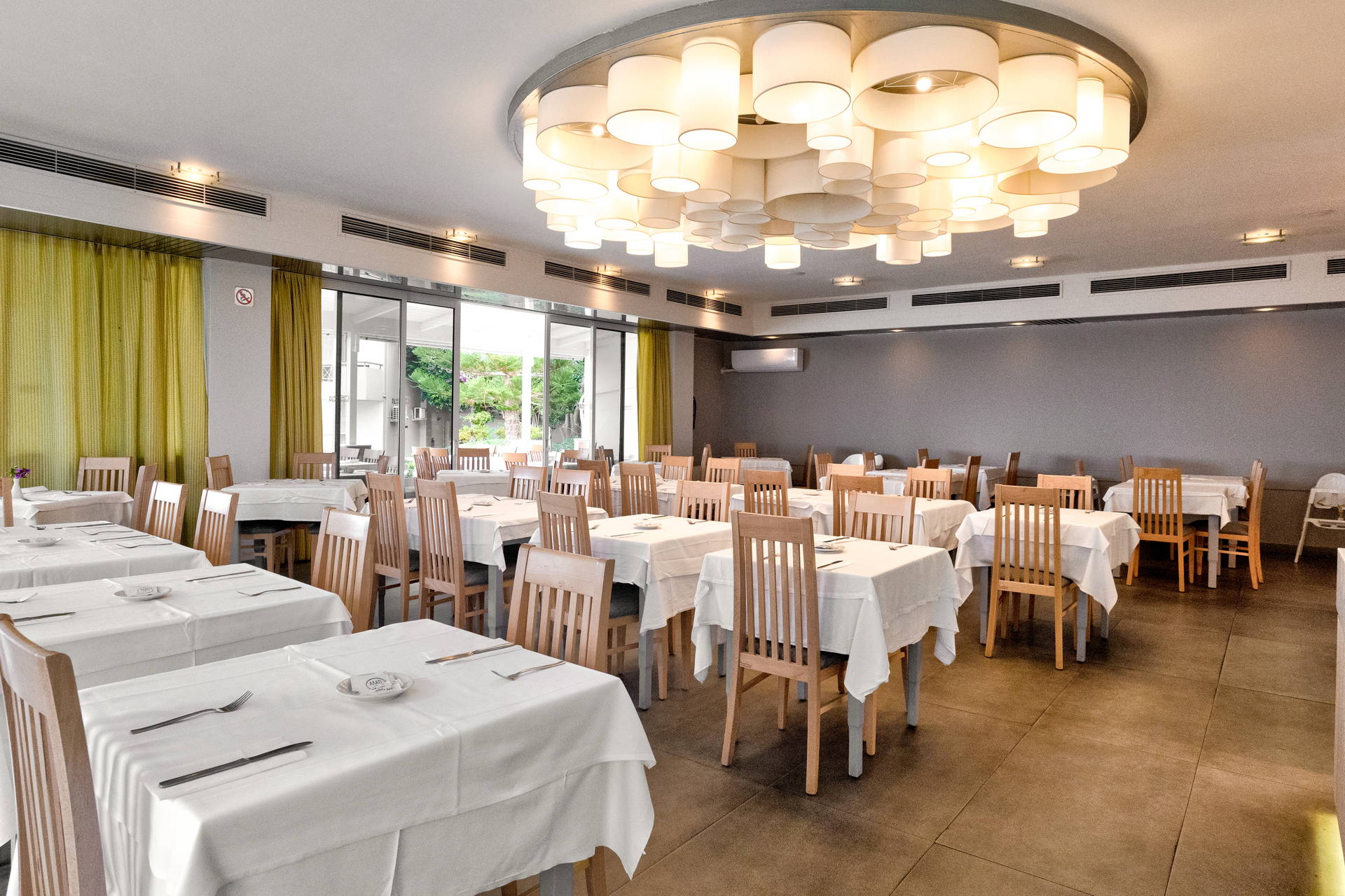 Pusta restauracja hotelowa.