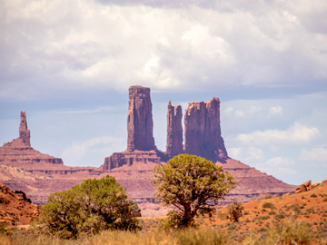 Monument Valley na trasie Festiwalu Odkrywców Ameryki, bez widocznych osób.